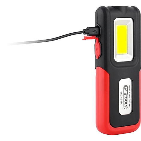 Een zwarte en rode LED-zaklamp wordt opgeladen via een USB-kabel.